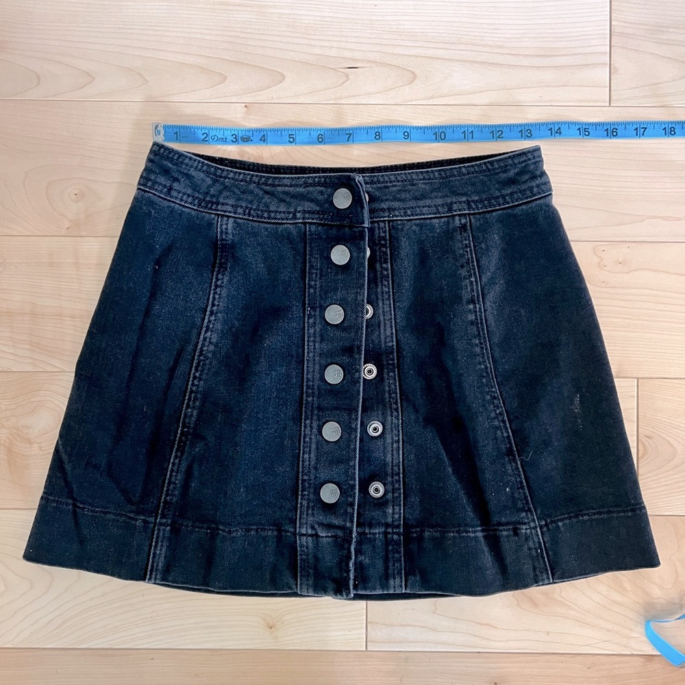 Madewell snap-front denim miniskirt / size XS / black
